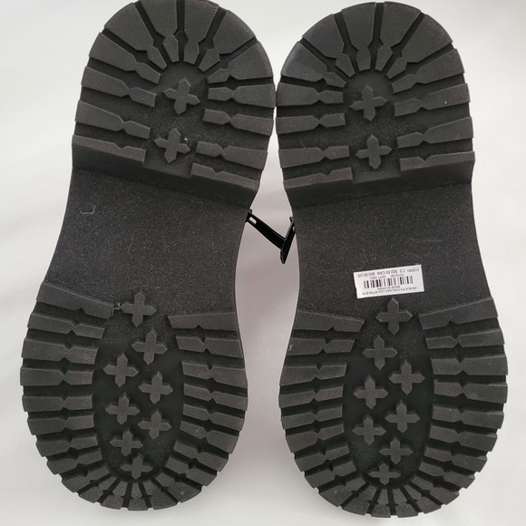 Torrid || 7.5 WW Black Faux Leather  Chelsea Lug Sole Bootie - Picture 11 of 11